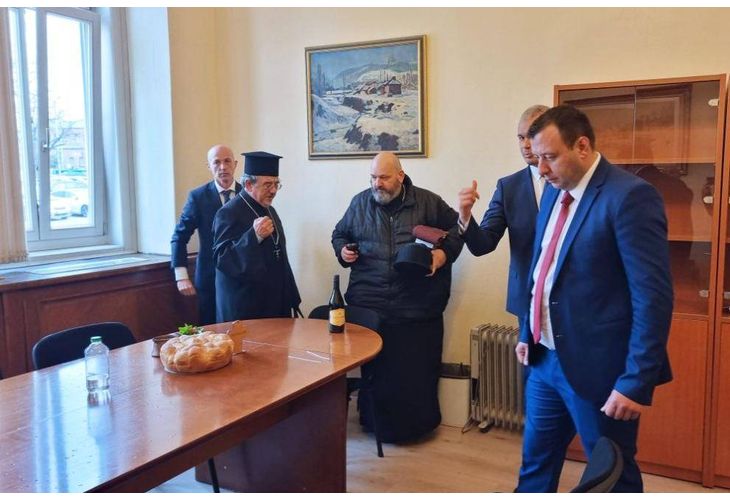 Политически екзорсизъм в действие - свещеници осветиха новата стая на ...